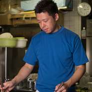 お客様に、ゆったりと気持ちよく食事を楽しんで頂けるよう、心配りを。厳選された素材を活かしたお好み焼、焼きそば、鉄板焼等、豊富なフードメニューとこだわりのドリンクを、手軽なお値段で提供しています。