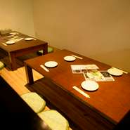 店内では1人のお客様から大人数のお客様まで楽しめるメニューがそろっています。特に、飲み放題込みのお得なコースは、宴会にも利用できるうえ、25名様以上なら貸し切りも可能です。