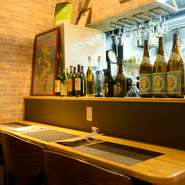 店内は、カウンターのほか小上がり席などもあります。お友達とワイワイ食事を楽しむのもいいですが、恋人と一緒に、カウンターでしっとりカキ料理と美味しいお酒に舌鼓を打つのもおすすめです。