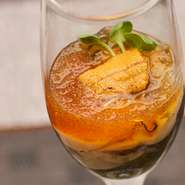 生牡蠣と雲丹を一口で味わえる贅沢な一品。