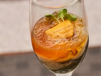 生牡蠣と雲丹を一口で味わえる贅沢な一品。
