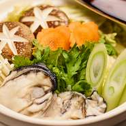 〆の雑炊付き。秋田の寒い夜に心も体も芯から温まる。牡蠣専門店の珠玉の牡蠣鍋。是非ご賞味下さい。