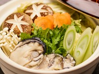 〆の雑炊付き。秋田の寒い夜に心も体も芯から温まる。牡蠣専門店の珠玉の牡蠣鍋。是非ご賞味下さい。