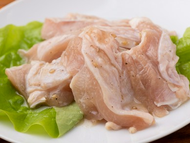 地鶏も美味！　炭火焼で旨みを閉じ込めて楽しむ『森林鶏』