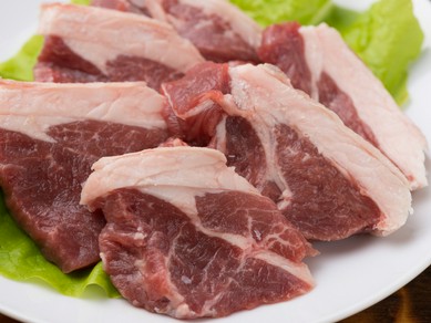 びっくりするおいしさ！　脂の甘みが最高の炭火焼『ラムランプ』