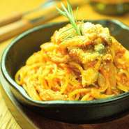 お肉料理をがっつり食べたい女子が集まるなら、地鶏「天草大王」や和牛がリーズナブルな【鶏バル　HIGOYA】がおすすめです。気軽でお洒落なバル空間とワインも女子会を盛り上げます。

