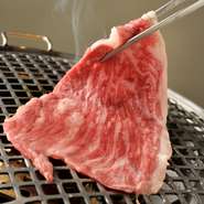 七輪風のロースターを使用。鉄板に穴を開けたような太い網目で、肉が焦げにくく、ステーキのようにふっくらと焼き上がります。ダクトが煙を吸ってくれるので、臭いを気にする女性も安心です。