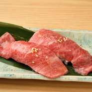 厳選された霜降りの炙り肉を握り寿司に仕立てた一品。肉はややかために炊いたシャリとの相性が抜群で、自家製塩ダレがさらに味を引き立てます。