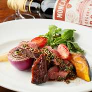 フランス産鴨肉やオーストラリア産ラム肉など、本場の肉にこだわっています。ジューシィで旨みが凝縮された肉を使った料理は、こちらに訪れたらぜひ食べておきたい品です。				