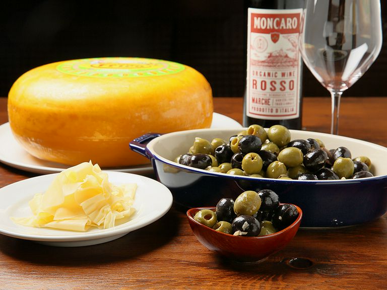つまみにうれしい『チーズとオリーブ食べ放題』