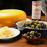 1人500円でチーズとオリーブが食べ放題のお得なメニュー。チーズはオランダの「ゴーダーチーズ」、オリーブはスペイン産の「ブラックオリーブ」「グリーンオリーブ」を使用。まずはこの品を頼むお客も多いとか。