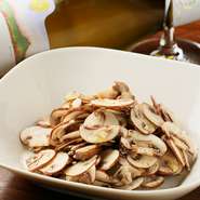 オーダーが入ってからマッシュルームをカットし刻んだトリュフと和えて塩で味つけ。そこへクルミオイル、オリーブオイル、マスタードで作った自家製ドレッシングをかけていただきます。トリュフの香りがアクセント。