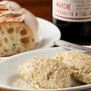 しっかり焼いた塩サバをみじん切りにし、玉ねぎ、香辛料、生クリーム、バターとざっくり混ぜ合わせました。それを名古屋で有名な【はやしパン】のバゲットに付けて食べていただきます。				