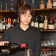 ご挨拶や笑顔など、接客の基本は欠かしません。その上で、いかに居心地のよい空間が提供できるかを意識していて、たとえば一人で過ごしたい様子のお客様にはあえて話しかけないなど、柔軟な対応を心がけています。