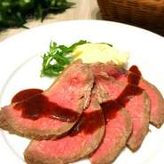 アメリカ産アンガス牛のそともも肉を使用。ローカロリーの赤身肉で女性にも人気です。