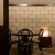 店内の最奥部は広々としたダイニング空間でありながら、扉を閉めれば個室としても利用可能。テーブルもふたつあり、4～8名までのグループに対応しています。プライベートを大切にしたい時に重宝します。