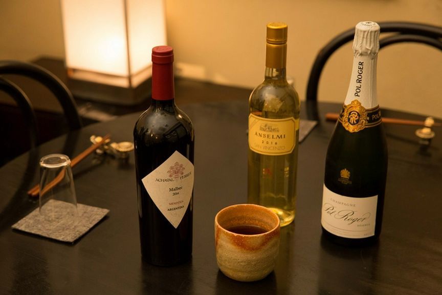 持ち込み料を支払えば好みのワインで乾杯できる