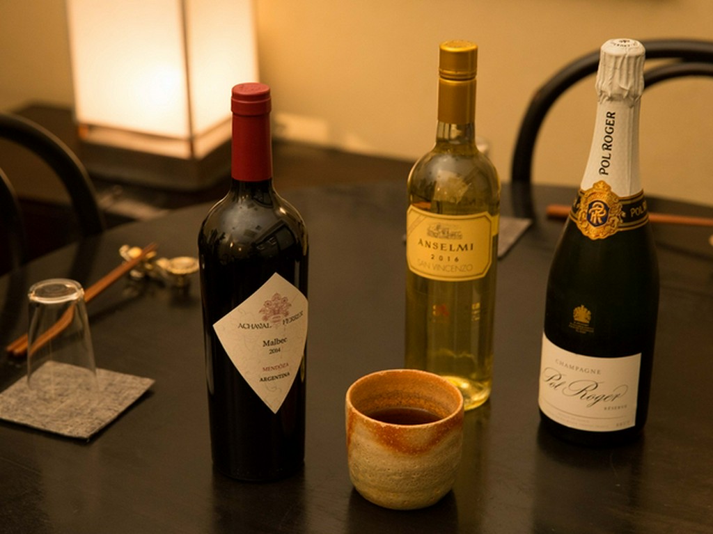 持ち込み料を支払えば好みのワインで乾杯できる