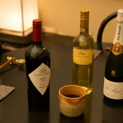持ち込み料を支払えば好みのワインで乾杯できる