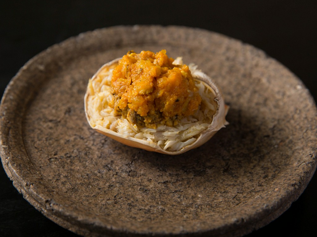 黒酢のタレが脂の乗った身の旨さを引き立てる『蒸し蟹』