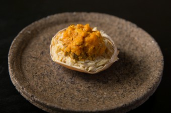 黒酢のタレが脂の乗った身の旨さを引き立てる『蒸し蟹』