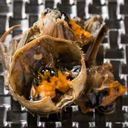 10月頃から旬を迎える雌の上海蟹の魅力は内子。活けのまま甕出しの紹興酒に5～6日かけて漬け込み、カラスミのようなまったりとした旨みのある内子に。まさに上海蟹の醍醐味のひとつ。コースとは別に追加注文が可能。