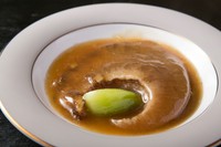 サックリとした食感と上湯仕込みのタレが絶品の『フカヒレの姿煮込み』