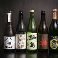 「あくまでもふぐを美味しく召し上がっていただきたい」と、日本酒はふぐの淡泊な味わいを邪魔しない、淡麗や辛口が中心。その時々で良いものを女将が選んでいるため、時期によってラインナップが異なります。