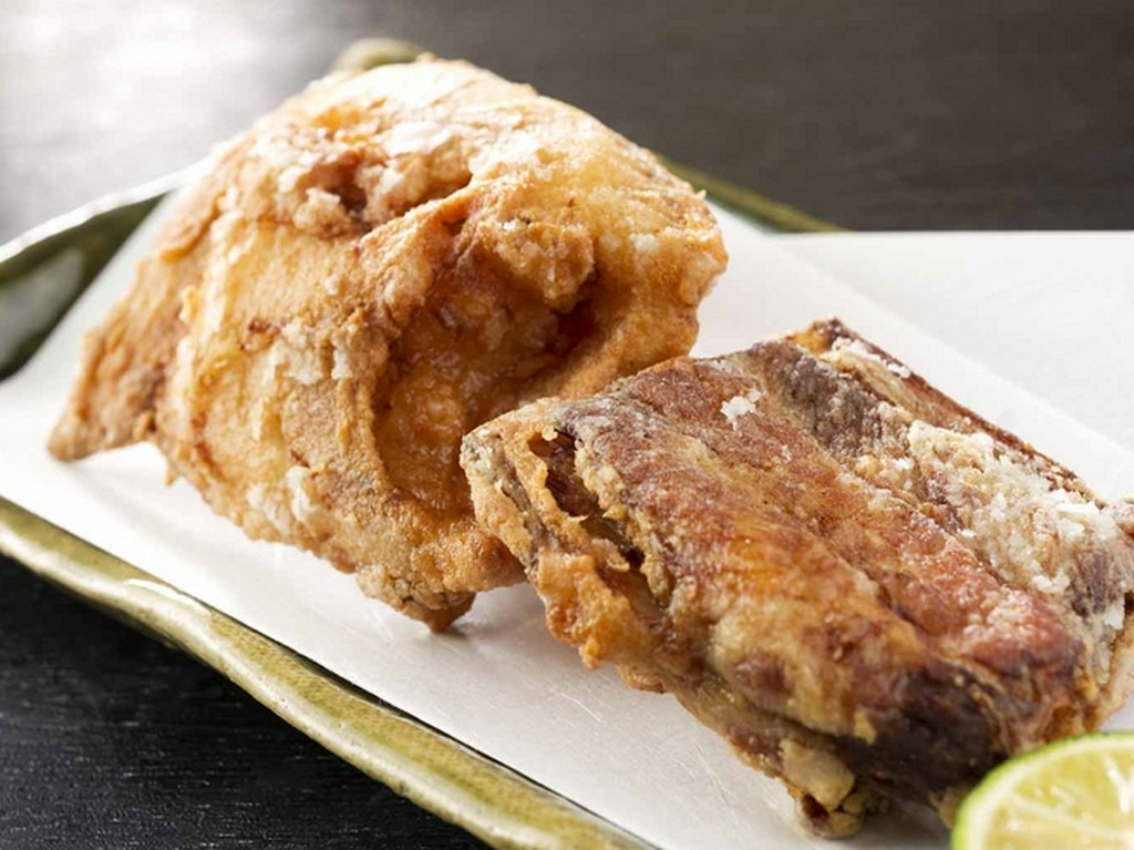 からりと揚げ、中は上品に仕上げた『ふぐ唐揚』