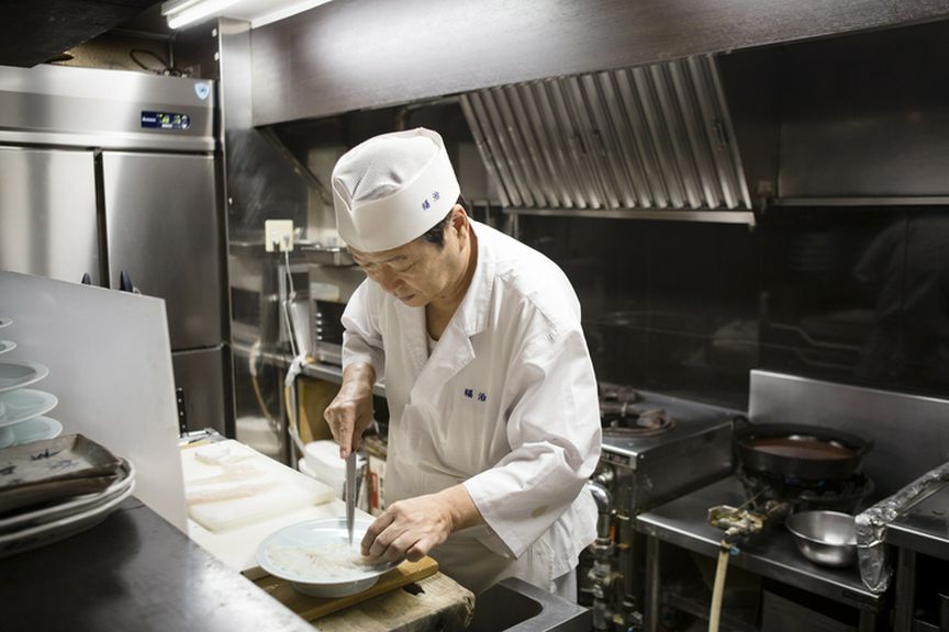 くつろいで食事が楽しめるよう、気配り、目配りを徹底