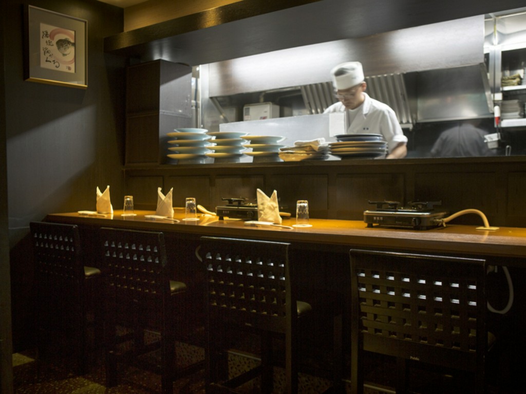 カウンターで鍋をつつけば、カップルの距離も縮まる