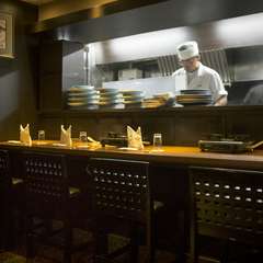 カウンターで鍋をつつけば、カップルの距離も縮まる