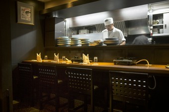 カウンターで鍋をつつけば、カップルの距離も縮まる