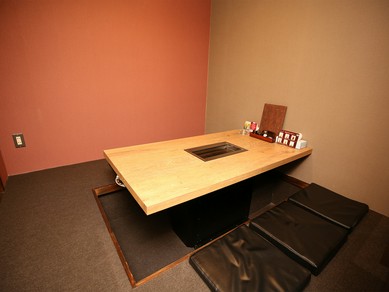 掘りごたつ式の広い個室を4部屋完備。2〜16名様までご対応