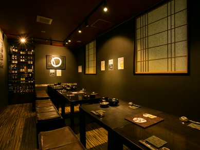 シックな色調の和室で、彩り豊かな創作料理をいただく