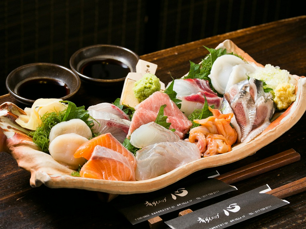 その日の仕入れ次第、おすすめが贅沢にいただける『特選お造り盛り合わせ 9点盛り』