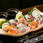 料理人自ら市場に出向き、その日の素材を厳選します。新鮮な旬のお魚を、いろいろいただける欲ばりな盛り合わせ、ぜひ注文を。