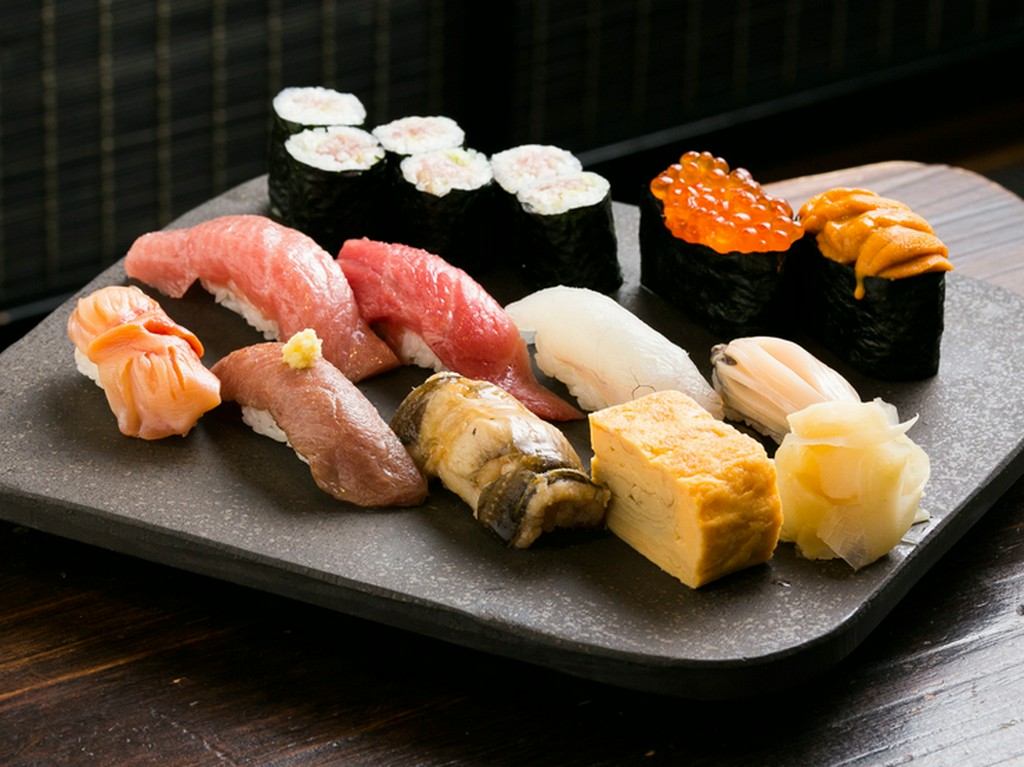 その日仕入れの旬の鮮魚で本格鮨が味わえる『おまかせ握り　特上』