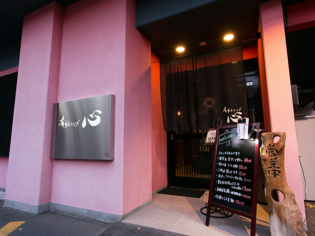 色合いと手づくり看板の風合いに、引きつけられる店構え