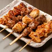 おすすめしたいのは、やはり『串焼』。新鮮な鶏肉を1つひとつ丁寧に手打ちしています。秘伝の辛味噌を合わせることで、またひと味違った味わいになりますので、そちらもぜひお試しいただきたいです。