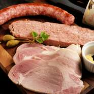 Assortiment de charcuterie／肉の脂身まで粗挽きを使った、風味豊かな『粗挽きソーセージ』や、豚挽肉と鶏レバーを合わせた『パテ』など、手作りならではの味わいを堪能できます。