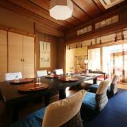 当店は完全予約制を取らせて頂き、2～20名様までの個室をご用意しております。大広間、北斎の間、離れの間、竹の間と4タイプのお部屋がございますので、ご希望に応じてご利用頂けます。