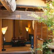 閑静な住宅街に佇む当店は、お座敷、掘りごたつはもちろん、江戸時代の版画や行燈、屏風、庭園など、歴史を感じる空間を創造しており、雰囲気を楽しめるのも当店の魅力です。