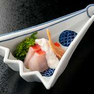 千葉県勝浦市で水揚げされた天然の金目鯛を昆布締めにして、天然とらふぐの白子餡をかけています。