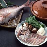 春、産卵期を迎えた真鯛は、体表を桜色に染めて泳ぎます。瀬戸内海より直送された活〆桜鯛を使います。激しい関の急流で締まった身はぷりぷりの歯応えです。鯛の潮出しの中で白身のしゃぶしゃぶとアラを頂きます。