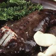 日本海は石川・富山産の活けのあんこうを姿でお見せして始めます。” 肝は生で、ポン酢で召し上がって頂く “これぞ珍味。白身はまず軽くしゃぶしゃぶにして頂き次にあらを煮て、ちりにしてお召し上がり頂きます。