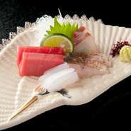 まず客人は、衣を羽織っているかのような器の美しさに驚かされます。いただく『お造り』は、カドがきっちり出ており鮮度も申し分なし。「カマス」はサッと炙ることで皮目をパリッとさせ、ほんの僅か溶けた脂が美味。