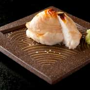 「天然とらふぐ」に限らず、どの魚においても数キロ単位のものしか仕入れません。また、ふぐであれば「白子」も重要。表面を炙り、中はトロトロのまま。本わさびを用いて、まったりとした甘みを引き締めます。