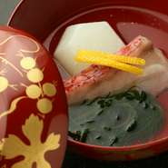 椀物にはカツオ節出汁、煮物にはマグロ節出汁を使用。どちらも、毎日節（ふし）から大量に削ります。薫りも風味もなくなるため、削り節は仕入れません。利尻昆布を加えることで、極上の出汁が出来上がります。