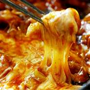 甘辛く味付けされたお肉やお野菜にトロトロのチーズを絡めていただく韓国版チーズフォンデュ！